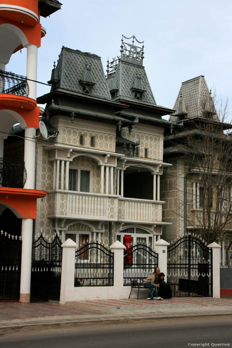 House with Wolf and Reindeers Buzescu / Romania 