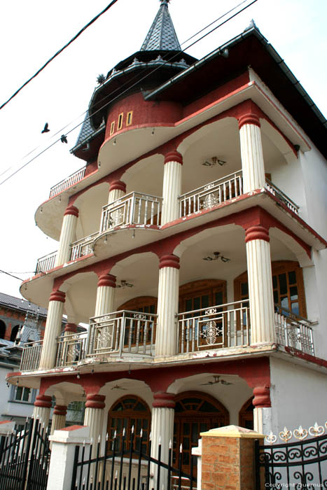 Maison de coin Buzescu / Roumanie 