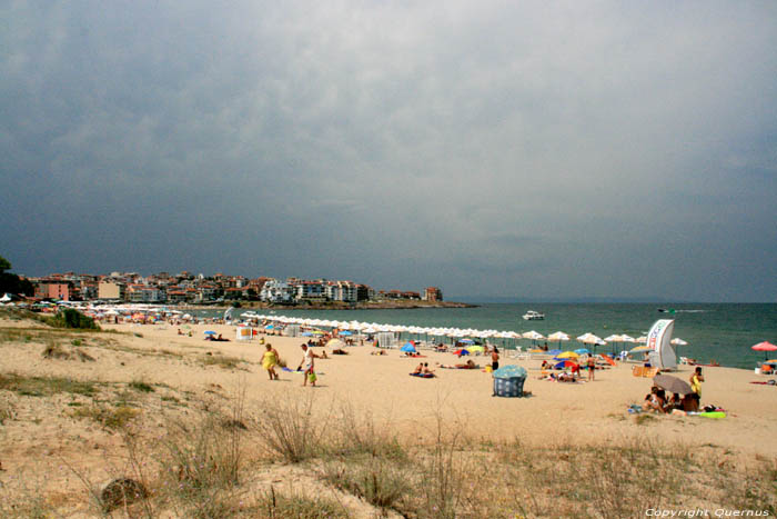 Strand aan de moderne kant Sozopol / Bulgarije 