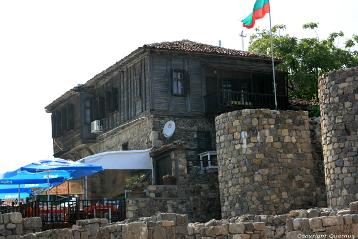 Houten huis op stadsmuur Sozopol / Bulgarije 
