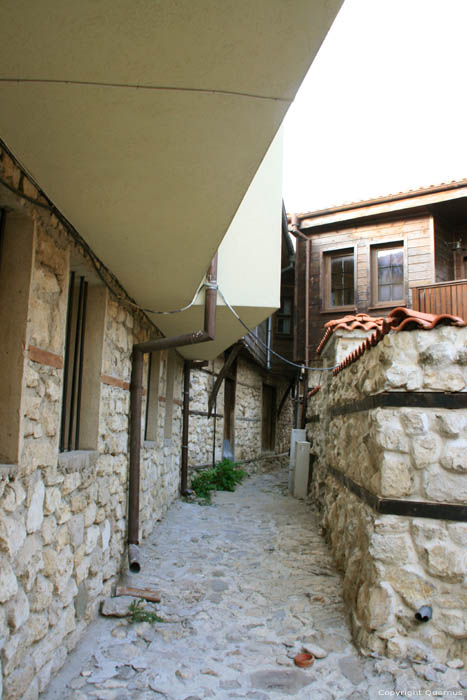 Typisch straatje in Bulgaarse Revival stijl Nessebar / Bulgarije 