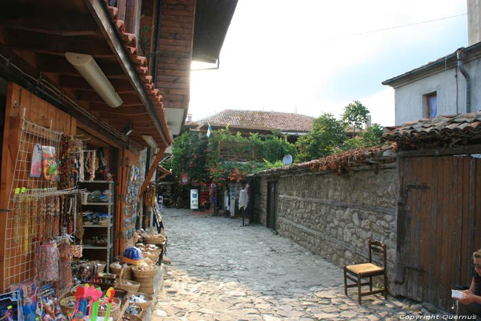 Typisch straatje in Bulgaarse Revival stijl Nessebar / Bulgarije 