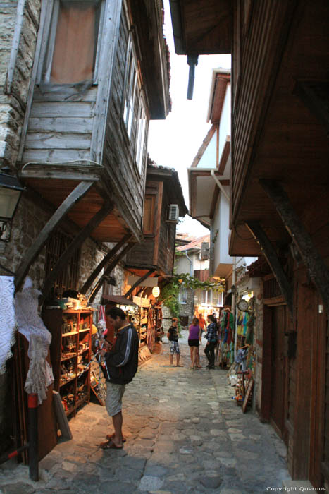 Typisch straatje in Bulgaarse Revival stijl Nessebar / Bulgarije 