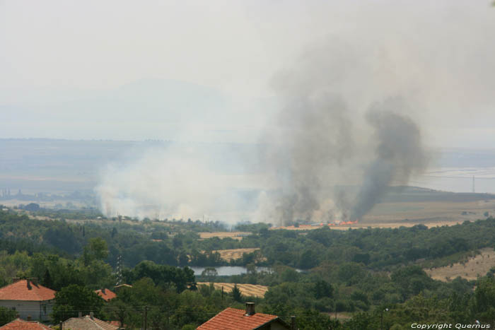 Zicht op Brand onder Izvorishte Izvorishte / Bulgarije 