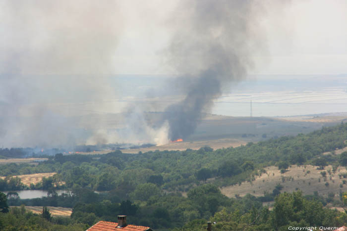 Zicht op Brand onder Izvorishte Izvorishte / Bulgarije 