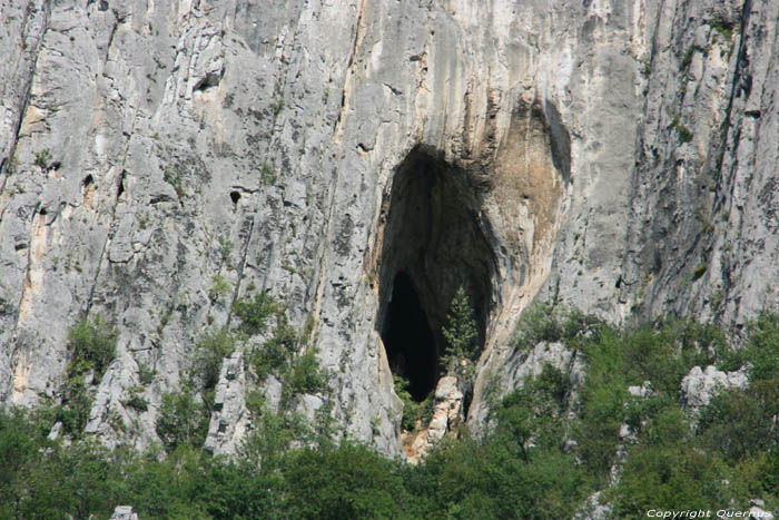 Entry of Cave Zgorigrad in VRATZA / Bulgaria 