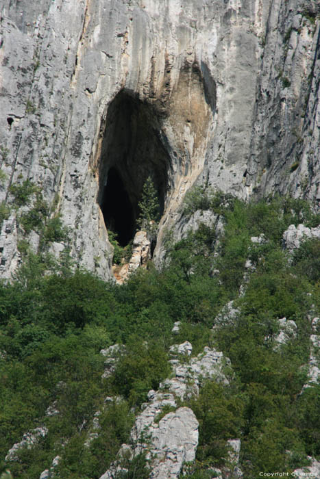 Entry of Cave Zgorigrad in VRATZA / Bulgaria 