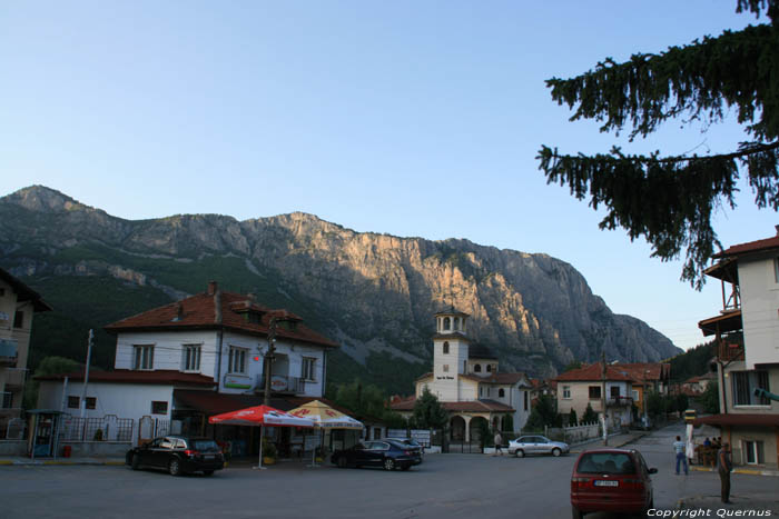 Dorpszicht met kerk en Varteshnitza kloof Zgorigrad in VRATZA / Bulgarije 