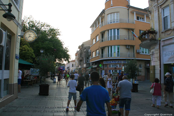 Vue sur Rue de Magasins Bourgas  Burgas / Bulgarie 