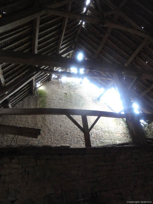 Ferme en train de tomber en Runes Cendrecourt / FRANCE 