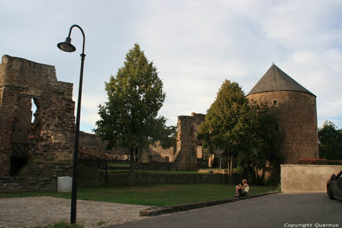 Burcht van Pettingen / Pittigero Mazini Burcht Pettingen / Luxemburg 