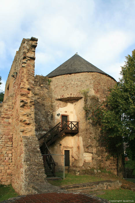 Burcht van Pettingen / Pittigero Mazini Burcht Pettingen / Luxemburg 