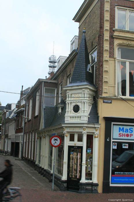 Klein hoekgebouw Leeuwarden / Nederland 