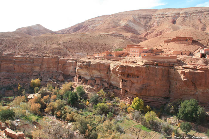 Valle avec Maisons de Grottes Tajegujite / Maroc 