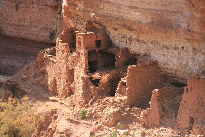 Valle avec Maisons de Grottes Tajegujite / Maroc 