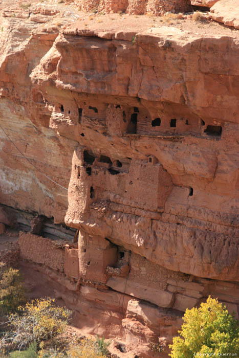 Valle avec Maisons de Grottes Tajegujite / Maroc 