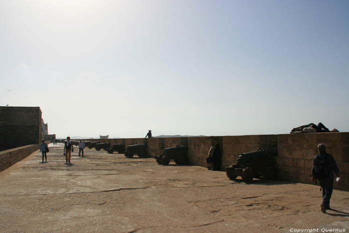 Westelijke Stadsmuur en 16e eeuwse Portugese kanonnen Essaouira / Marokko 
