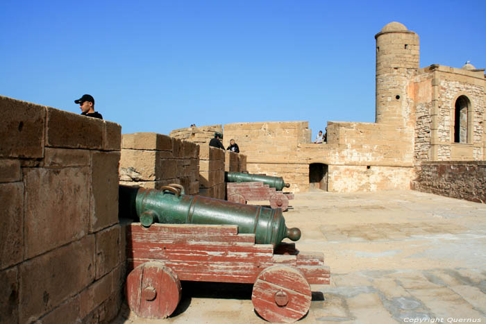 Westelijke Stadsmuur en 16e eeuwse Portugese kanonnen Essaouira / Marokko 