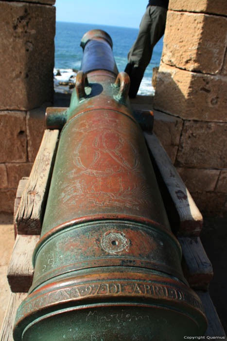 Westelijke Stadsmuur en 16e eeuwse Portugese kanonnen Essaouira / Marokko 