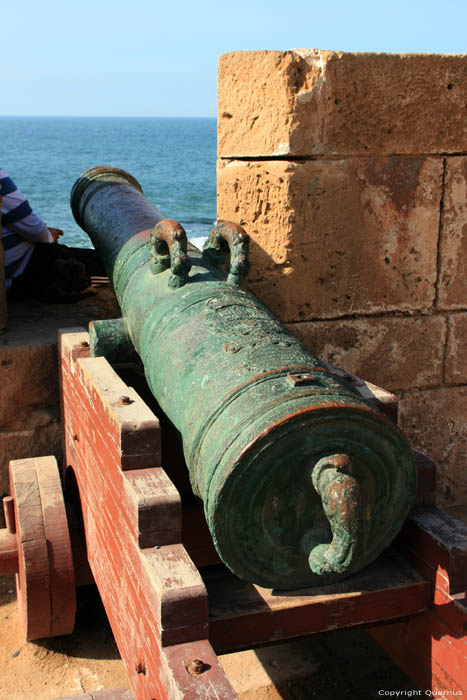 Westelijke Stadsmuur en 16e eeuwse Portugese kanonnen Essaouira / Marokko 