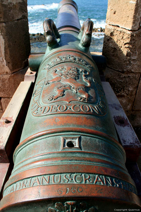 Westelijke Stadsmuur en 16e eeuwse Portugese kanonnen Essaouira / Marokko 