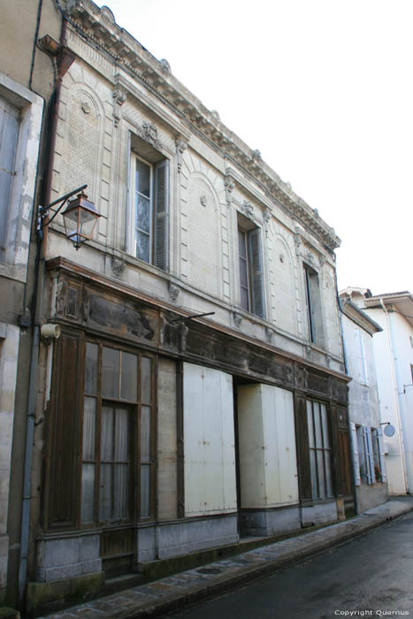 Building Bazas / FRANCE 