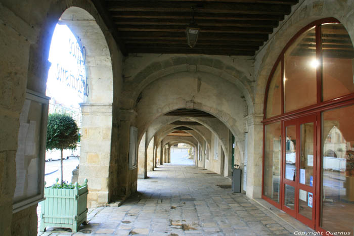 Bastide doorgang under the houses Bazas / FRANKRIJK 