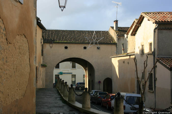 Huis boven weg Bazas / FRANKRIJK 