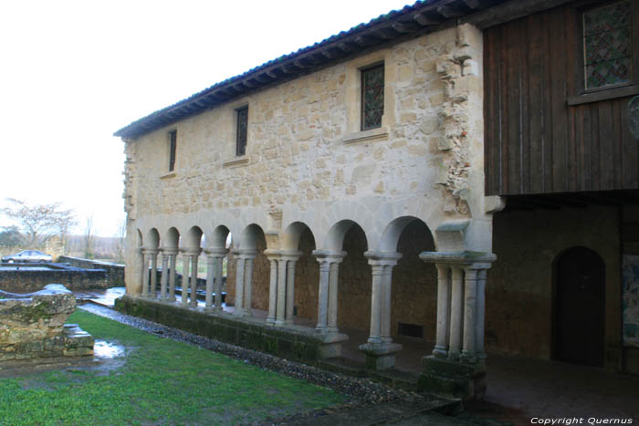 Kloostergang resten Saint-Macaire / FRANKRIJK 