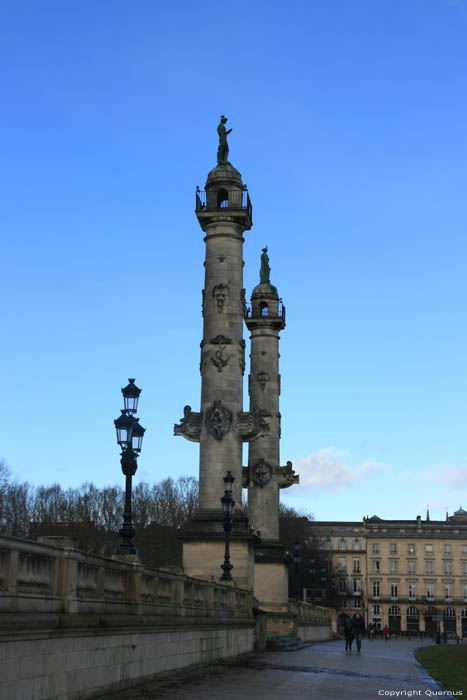 2 Zuilen Bordeaux / FRANKRIJK 