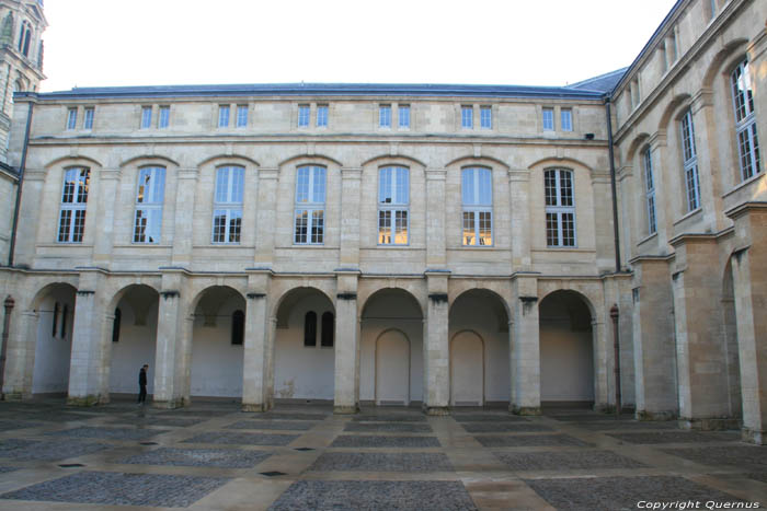 Cour Mably Bordeaux / FRANCE 