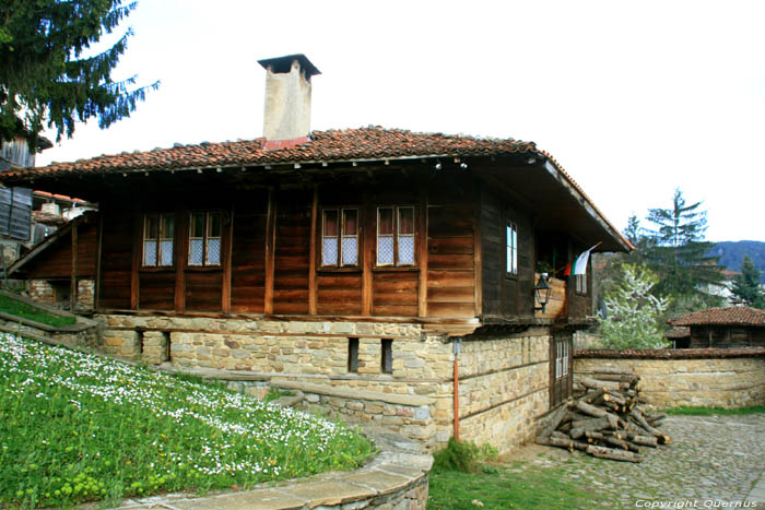 Houten huis in Revival stijl Kotel / Bulgarije 