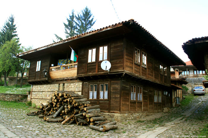 Houten huis in Revival stijl Kotel / Bulgarije 