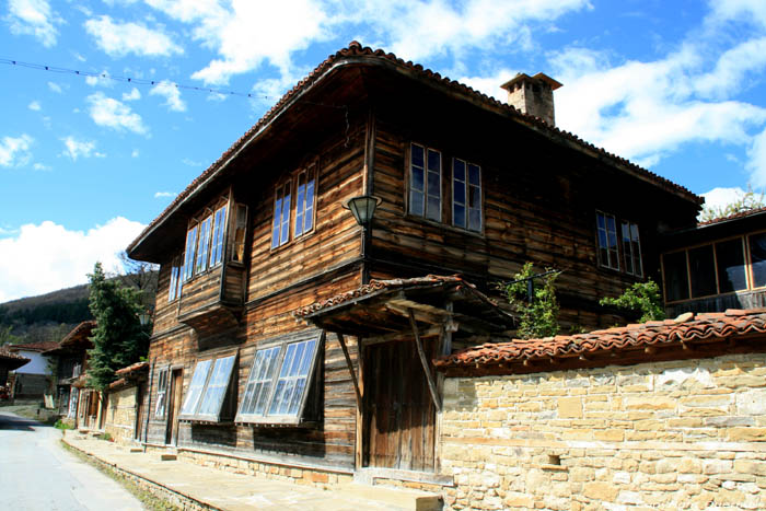 Houten Huis met schuine vensters Zheravna in Kotel / Bulgarije 