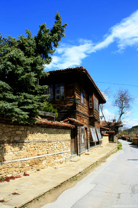 Houten Huis met schuine vensters Zheravna in Kotel / Bulgarije 