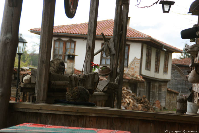 Zicht vanop een terras Zheravna in Kotel / Bulgarije 