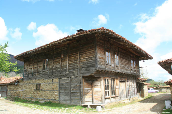 Houten Huis met hoeklantaarn Zheravna in Kotel / Bulgarije 