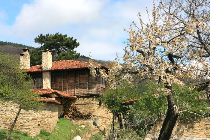 Revival Huis met Veel schoorstenen Zheravna in Kotel / Bulgarije 