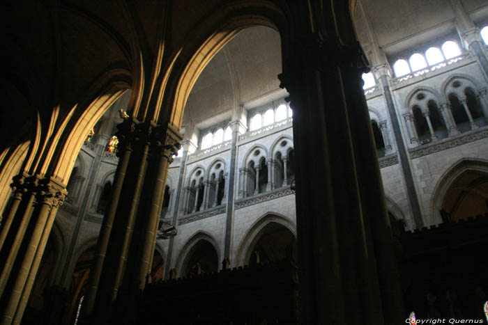 Onze-Lieve-Vrouwe-van-het-Prieelcathedraal RIJSSEL / FRANKRIJK 