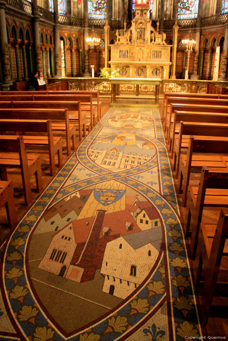 Onze-Lieve-Vrouwe-van-het-Prieelcathedraal RIJSSEL / FRANKRIJK 