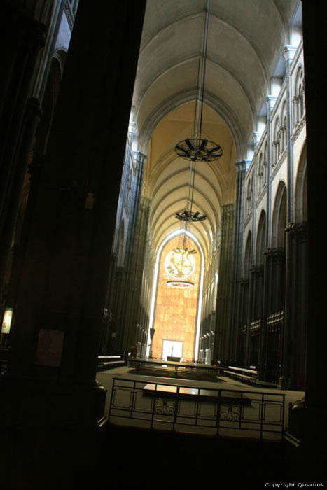 Onze-Lieve-Vrouwe-van-het-Prieelcathedraal RIJSSEL / FRANKRIJK 