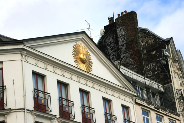 Gebouw met Zon RIJSSEL / FRANKRIJK 