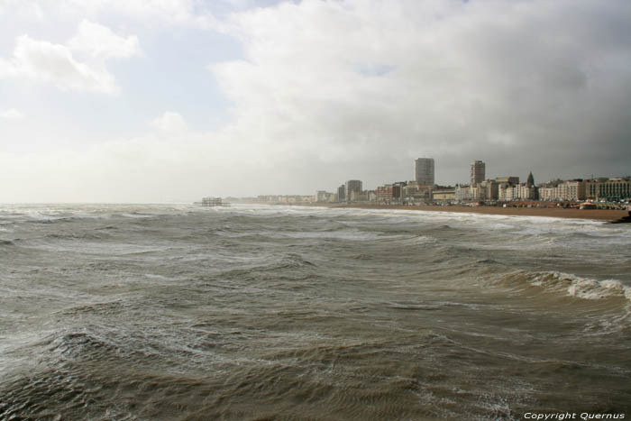 Kustlijn in Westelijke richting van Pier Brighton / Engeland 