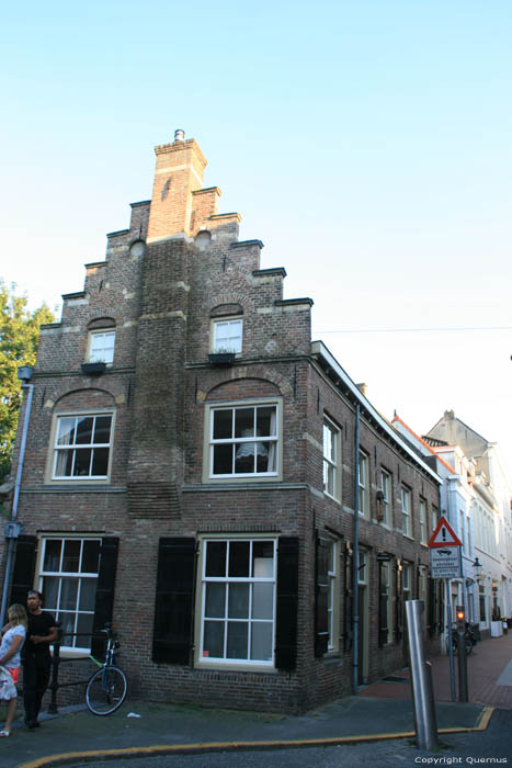 Huis met Uitkragende Schoorsteen 'S-Hertogenbosch / Nederland 