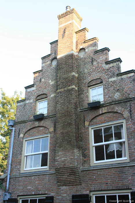 Huis met Uitkragende Schoorsteen 'S-Hertogenbosch / Nederland 