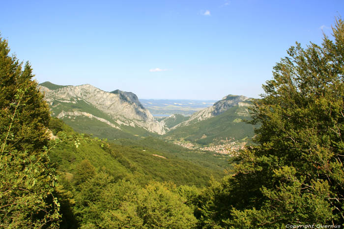 Vue lointaine de la valle Varteshnitza  Vratza / Bulgarie 