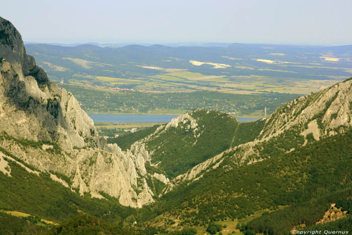 Vue lointaine de la valle Varteshnitza  Vratza / Bulgarie 