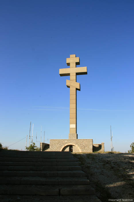 Uitzichtspunt met Okolchitza monument Chelopech in Vratza / Bulgarije 