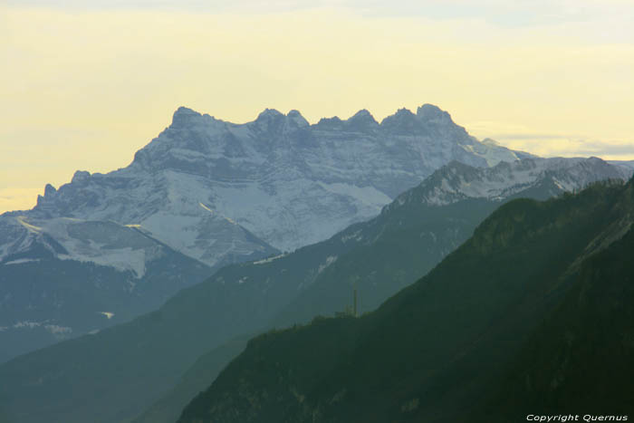 Vue lointaine sur Dents du Midi Chardonne / Suisse 