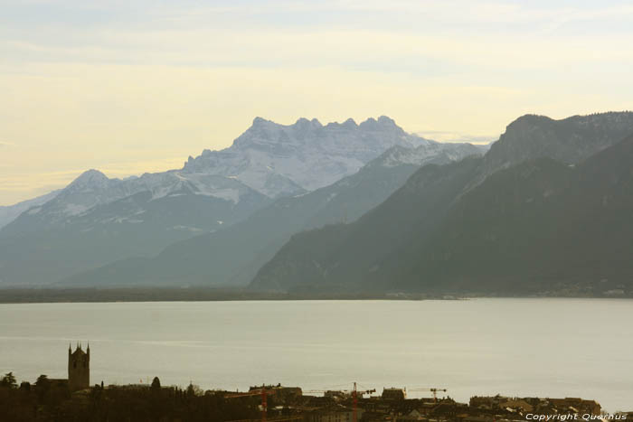 Vue lointaine sur Dents du Midi Chardonne / Suisse 